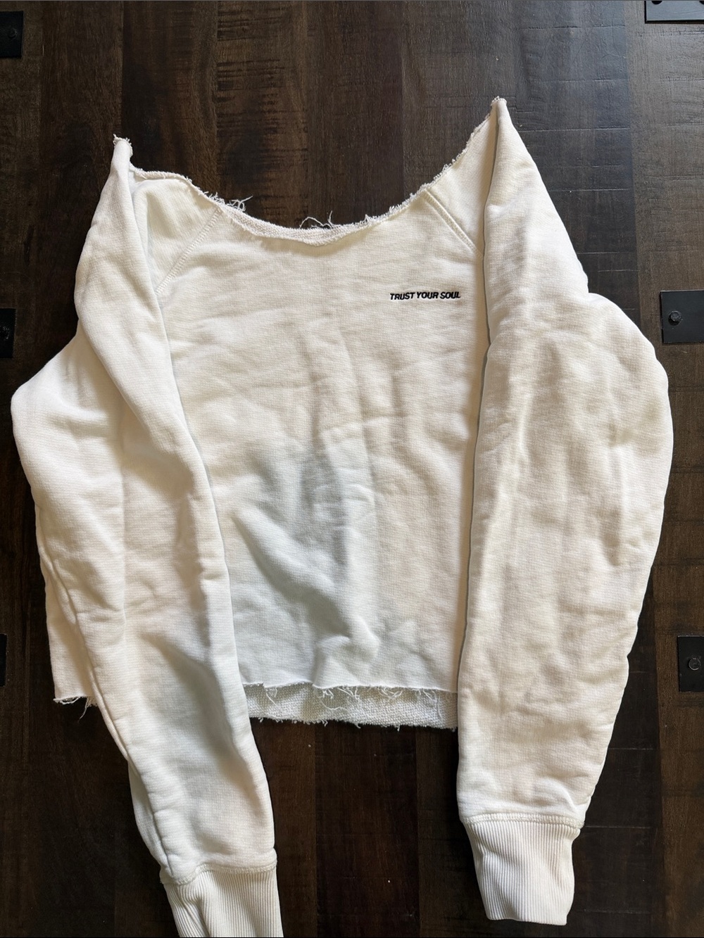 Cropped White Sweatshirt with 'Trust Your Soul' Script